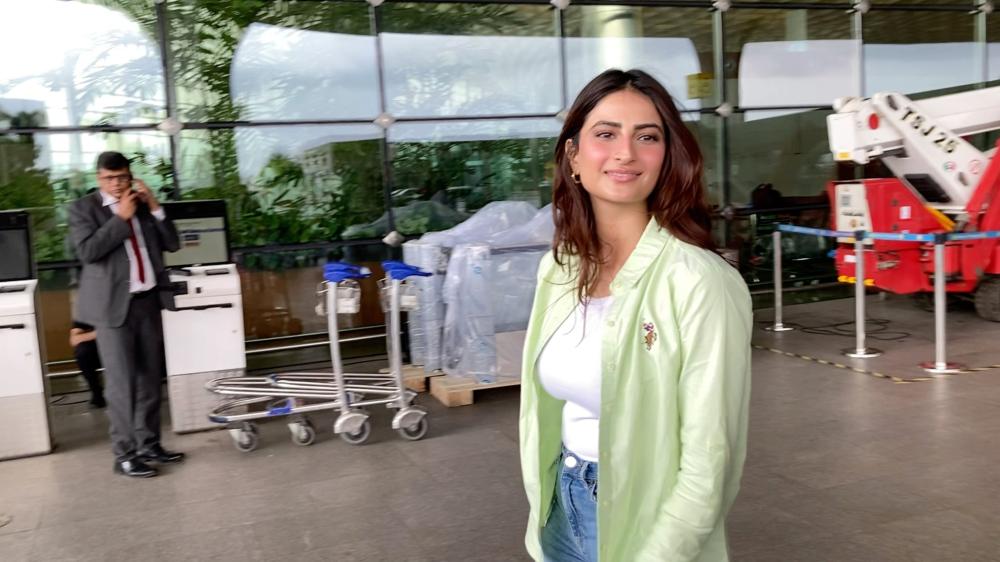 palak-tiwari-was-spotted-at-the-airport-showcasing-her-chic-and-trendy-travel-style